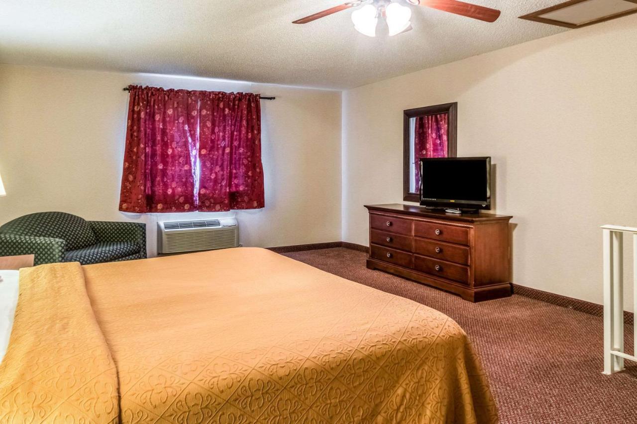 Quaint Inn & Suites McHenry Esterno foto
